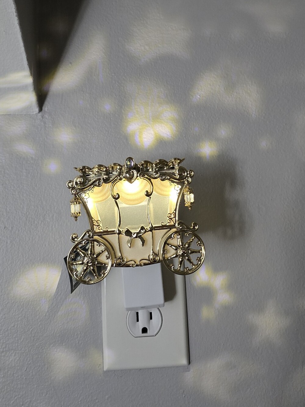 Disney Princess x Bath & Body Works Princess Carriage Projector Nightlight - Picture 7 of 15